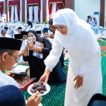 Gubernur Khofifah saat menguguhkan kurma sebagai hidangan berbuka puasa kepada peserta khataman disabilitas tuli. (Ist)