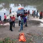 Petugas dan warga usai mengevakuasi jasad korban. foto: eki nurhadi/BANGSAONLINE
