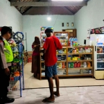 Anggota Polsek Pitu saat mengunjungi salah satu toko kelontong di wilayahnya untuk memastikan keamanan.