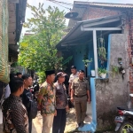 Petugas saat meninjau rumah yang terbakar di Desa Tambak Sumur, Kecamatan Waru, Sidoarjo.