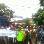Warga Cerme saat melakukan demo penolakan portal di Kecamatan Cerme. Foto: SYUHUD A/BANGSAONLINE
