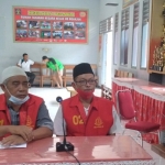Kedua terdakwa korupsi APBDes saat menjalani sidang Tipikor. foto: dok/ Bambang/ BANGSAONLINE.com 