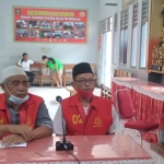 Kedua terdakwa korupsi APBDes saat menjalani sidang Tipikor. foto: dok/ Bambang/ BANGSAONLINE.com 