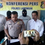 Wakapolres Lamongan, Kompol Imara Utama, S.H., S.I.K., M.H., saat menggelar rilis di hadapan awak media.