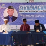 Pengasuh Ponpes Ibnu Kholdun Al Hasyimi, dan jajaran pengurus yayasan, serta narasumber pada acara pembukaan.