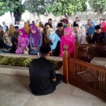 Suasana ziarah rombongan Mensos Khofifah Indar Parawansa di makam Bung Karno. foto: AKINA/ BANGSAONLINE