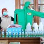 Gerakan Madrasah Peduli Covid-19 (Gempi) Kanwil Kemenag Jatim menyerahkan bantuan perlengkapan penanganan Covid-19 seperti Alat Perlindungan Diri (APD), Hand Sanitizer, dan Masker pada Pemprov Jawa Timur. foto: IST./ BANGSAONLINE