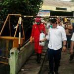 Wali Kota Kediri Abdullah Abu Bakar, saat melakukan penyemprotan disinfektan di Pasar Bandar. 