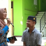 Anggota DPD/MPR RI, Dr. Lia Istifhama, berinteraksi dengan santri. Foto: Lia for BO.
