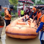 Petugas BPBD menyiapkan perahu karet untuk menyisir desa-desa di Kecamatan Benjeng yang terendam banjir. foto: ist.