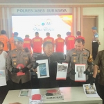 Kasatreskrim Polrestabes Surabaya AKBP Aris Purwanto dan anggotanya menunjukkan barang bukti dan 8 tersangka hasil tangkapan selama seminggu. Foto: Rusmiyanto/BANGSAONLINE.com