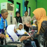 Gubernur Jatim Khofifah saat menyapa calon jemaah haji.