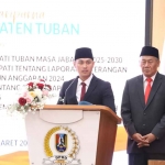 Bupati dan Wakil Bupati Tuban saat memaparkan visi misi di paripurna perdana. 