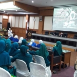 Wakil Ketua DPRD Gresik Nur Saidah didampingi Lusiana saat memimpin audiensi dengan ratusan ibu-ibu dalam rangka hari ibu. foto: SYUHUD/ BANGSAONLINE