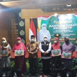 Suasana saat penyerahan bantuan zakat produktif kepada para pengusaha ultra mikro Kabupaten Blitar di Kampung Coklat Desa Plosorejo, Kecamatan Kademangan. Foto: Ist