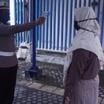 
Salah satu santriwati saat menjalani proses pemeriksaan.