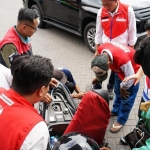 Petugas Pertamina saat memeriksa kendaraan warga yang baru saja diisi BBM jenis Pertalite.