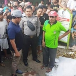 Warga kampung Arab dan petugas Polsek Kota Banyuwangi di tempat kejadian perkara (TKP).