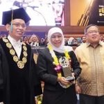 Gubernur Jawa Timur Khofifah Indar Parawansa saat meraih penghargaan sebagai Alumni Berprestasi Universitas Airlangga (Unair) Surabaya Tahun 2019. Penghargaan tersebut diserahkan Rektor Unair Prof Dr M Nasih (kiri) dalam Dies Natalies Unair ke-65. foto: dok. pemprov Jatim