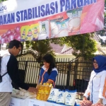 Dian Paramita, Waka Bulog Subdivre Malang, saat melayani masyarakat membeli gula dan minyak goreng, di kantor Bulog Malang, di Jl Retawu, belakang museum Brawijaya.