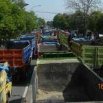Ratusan dump truk milik penambang memenuhi jalan-jalan protokol Ngawi. foto: zainal abidin/BANGSAONLINE