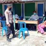 Vaksinasi ketiga pada lansia di Desa Kayutrejo.
