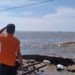 Seorang petugas sedang memantau gelombang laut di pesisir Tuban.