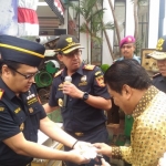 Kepala Bea Cukai Malang Rudi saat menujukkan rokok ilegal ke anggota DPR RI Andreas E Susetyo di kantor Kanwil DJBC Jatim II Malang, Jumat (03/08). foto: IWAN IRAWAN/ BANGSAONLINE.