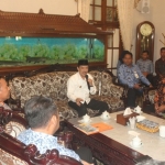KOORDINASI: Plt Bupati Sidoarjo Nur Ahmad Saifuddin saat Rakor bersama KPU Sidoarjo, Jumat (17/1). foto: ist