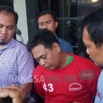 Tersangka Fatchul Fauzy, driver ojek online yang gerayangi penumpangnya saat dihadirkan dalam rilis di Mapolrestabes Surabaya. foto: ANATASIA/ BANGSAONLINE