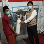 Relawan Posko Darurat Covid-19 Gresik saat penyerahan tabung oksigen isi ulang. (foto: ist)