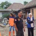 Ketua FRPB Pamekasan Budi Cahyono (berkacamata) saat koordinasi dengan tim lainnya. 