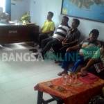 Perwakilan warga saat mediasi di Kantor Balai Desa Gurah Kabupaten Kediri. foto: dendi martoni/ BANGSAONLINE