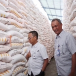 ?Direktur Pemasaran PT.Pupuk Indonesia(Persero), Achmad Tossin Sutawikara (kiri) meninjau gudang penyangga pupuk subsidi di Malang.