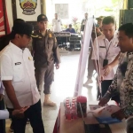 Bupati Bangkalan, Lukman Hakim, saat meninjau salah satu stand perusahaan yang membuka lowongan kerja. Rabu (13/8/2025). Foto: RRI