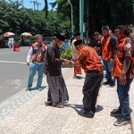 BAKSOS: MPC PP Sidoarjo menyemprotkan disinfektan bagi jemaah Masjid Agung Sidoarjo, Jumat (20/3). foto: ist