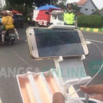 Perangkat Drone yang digunakan petugas saat razia di jalan raya Nur Kholis Majid, Rabu (26/72017). foto: ROMZA/ BANGSAONLINE