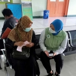 Petugas dari BPJS Kesehatan saat melayani salah satu peserta JKN.