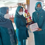 Ning Hana saat menyerahkan hadiah kepada pemenang lomba pelaksana terbaik 10 program pokok PKK Tahun 2021. 