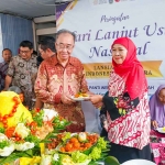 Gubernur Khofifah saat potong tumpeng di Panti Werda Surabaya dalam rangka memperingati HLUN 2025.
