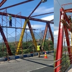 Petugas sedang melakukan perawatan Jembatan Kali Lanang di Desa Pandanrejo, Kecamatan Bumiaji.