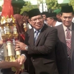 Kepala Kemenag Lamongan HM Sholeh saat memberikan trofi bagi pemenang lomba Festival Anak Sholeh Tingkat Jatim.