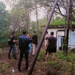 Gardu tempat korban tersengat listrik dipasangi police line.