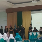 Bawaslu Surabaya saat sosialisasi pengawasan partisipatif kepada para pelajar di Hall Yayasan Nurul Hayat. Foto: Ist
