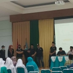 Bawaslu Surabaya saat sosialisasi pengawasan partisipatif kepada para pelajar di Hall Yayasan Nurul Hayat. Foto: Ist