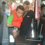 Kades Segoromadu nonaktif Samsul Huda saat dibawa ke mobil tahanan Kejari Gresik.