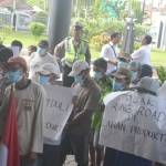 Para petani saat melakukan unjuk rasa di depan kantor DPRD Tuban. foto: suwandi/ BANGSAONLINE