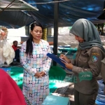 Petugas Satpol PP saat melakukan pendataan terhadap salah satu PKL. foto: RONY S/ BANGSAONLINE