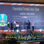 Gubernur Jawa Timur Khofifah Indar Parawansa saat menerima penghargaan dari MenPAN RB Syafruddin didampingi Mendagri Tjahjo Kumolo di hotel Gumaya Tower, Semarang.