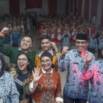 Kepala Departemen Komunikasi Perushaan Semen Indonesia Sigit Wahono (tengah) bersama Bupati Magetan Suprawoto (kanan) dan ASN. foto: ist